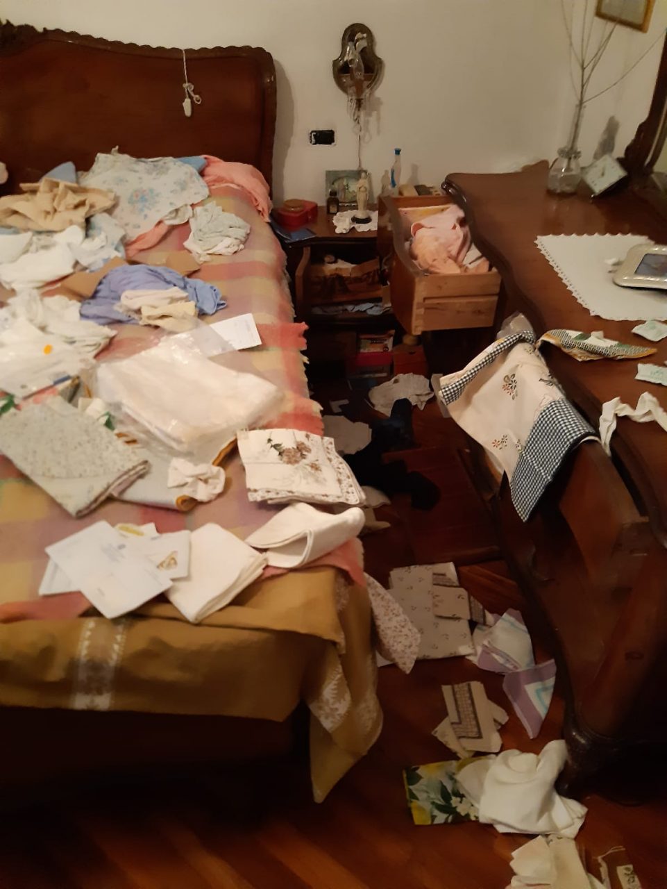 Un’arzilla vecchietta di 92 anni mette in fuga i ladri a bastonate