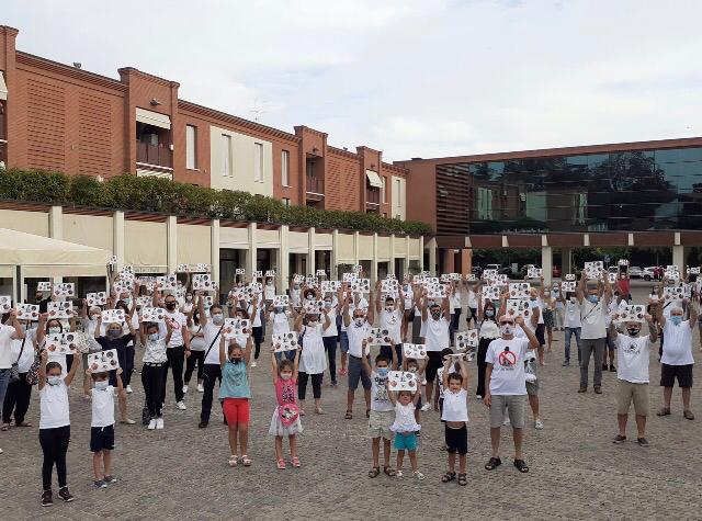 Flash mob contro il bitumificio: l’onda bianca è arrivata a Borgosatollo