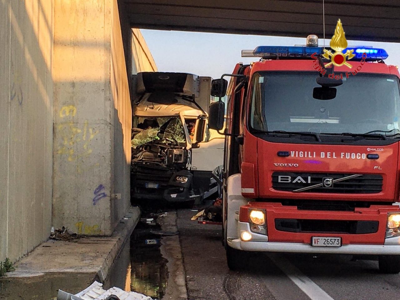 Esce di strada sulla SS434: 50enne bresciano muore schiacciato nella cabina del suo camion