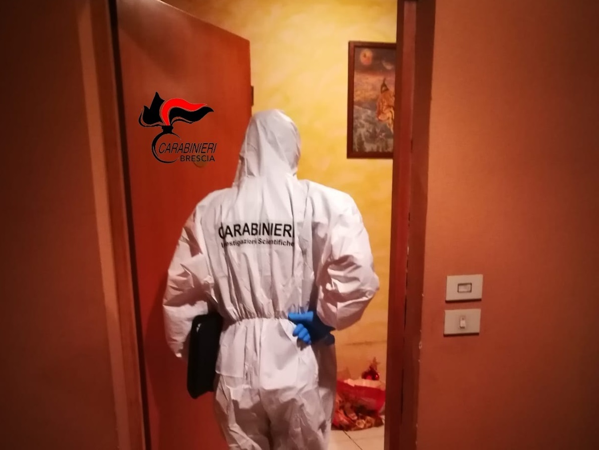 Donna strangolata in casa, fermato il figlio 25enne