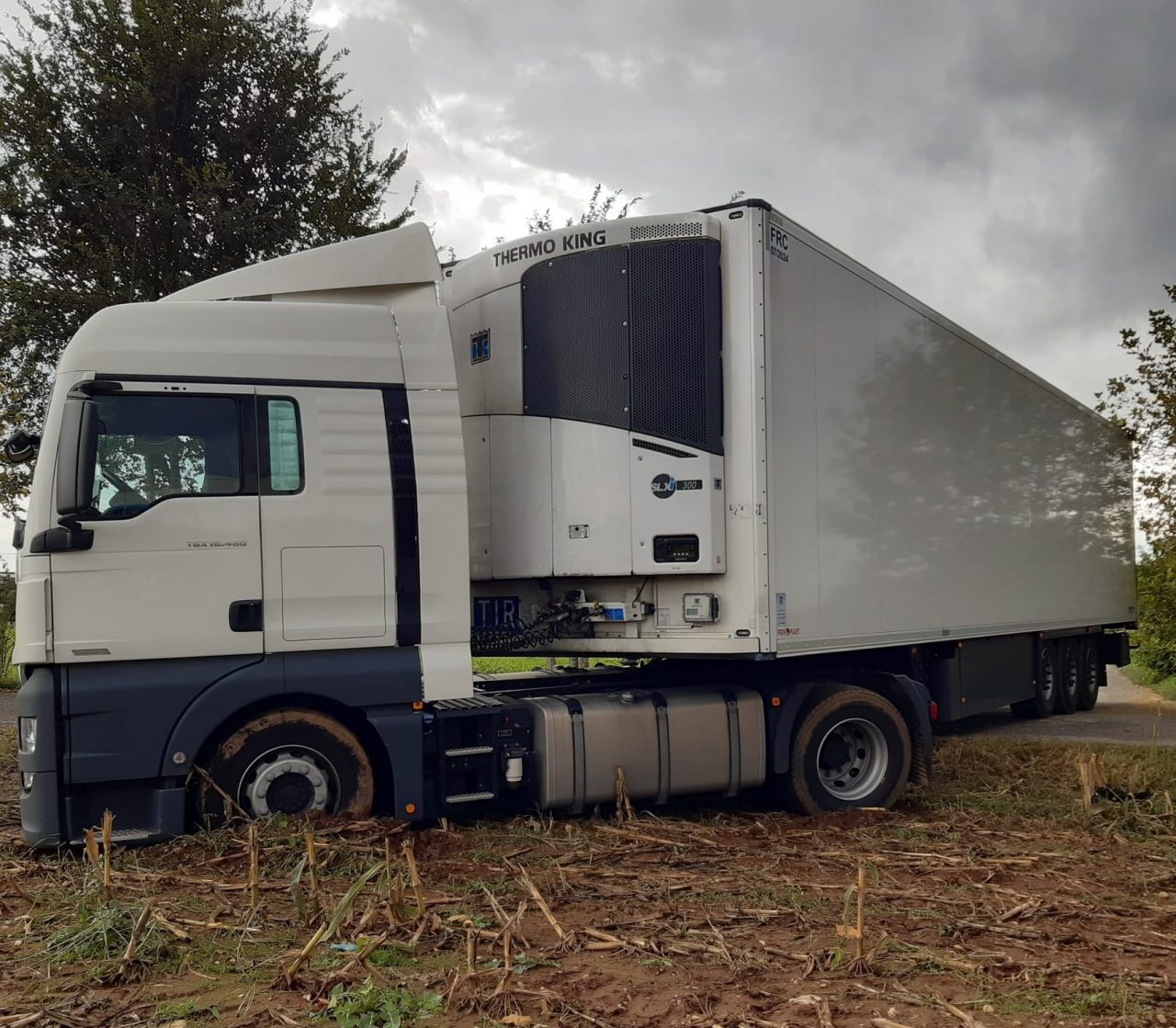 Esce di strada con l’autoarticolato: l’autista era ubriaco fradicio al volante