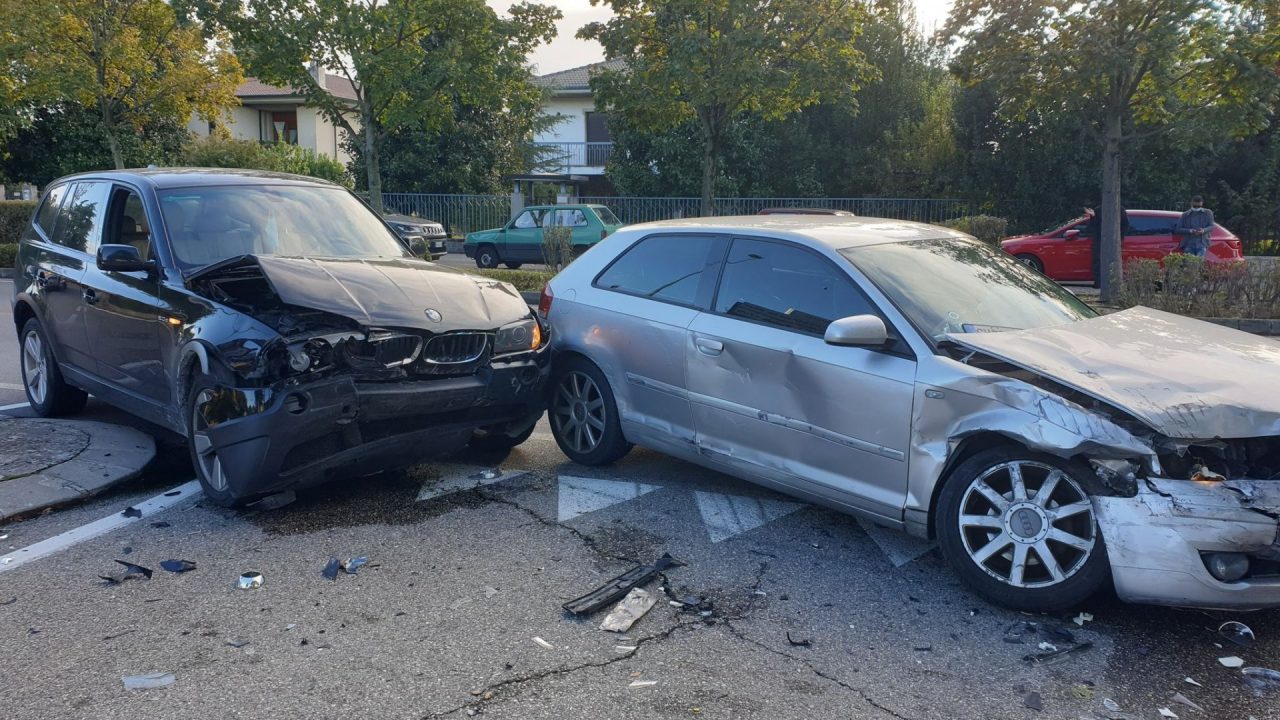 Montichiari, scontro e carambola in via Marconi