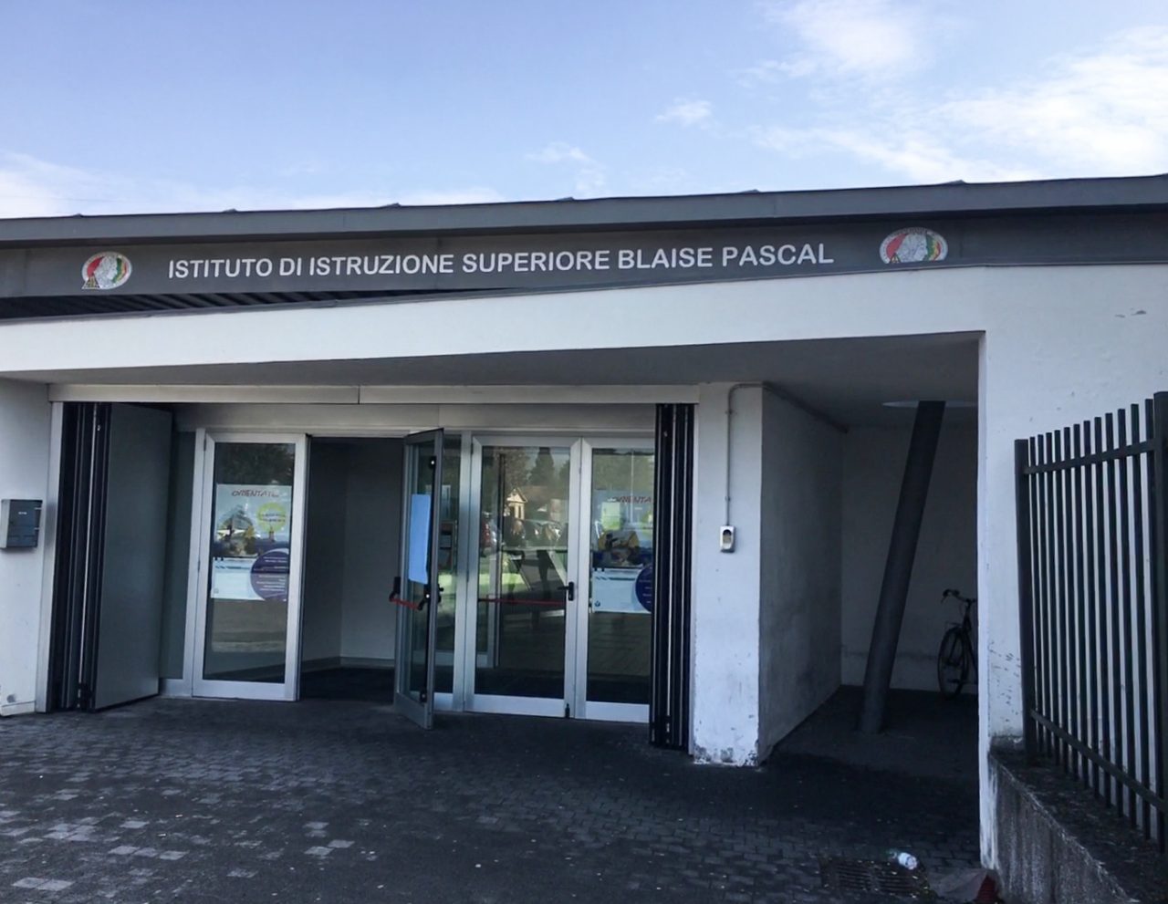 Sorpreso a rubare nella scuola, sferra un pugno al vigilante: arrestato il ladro