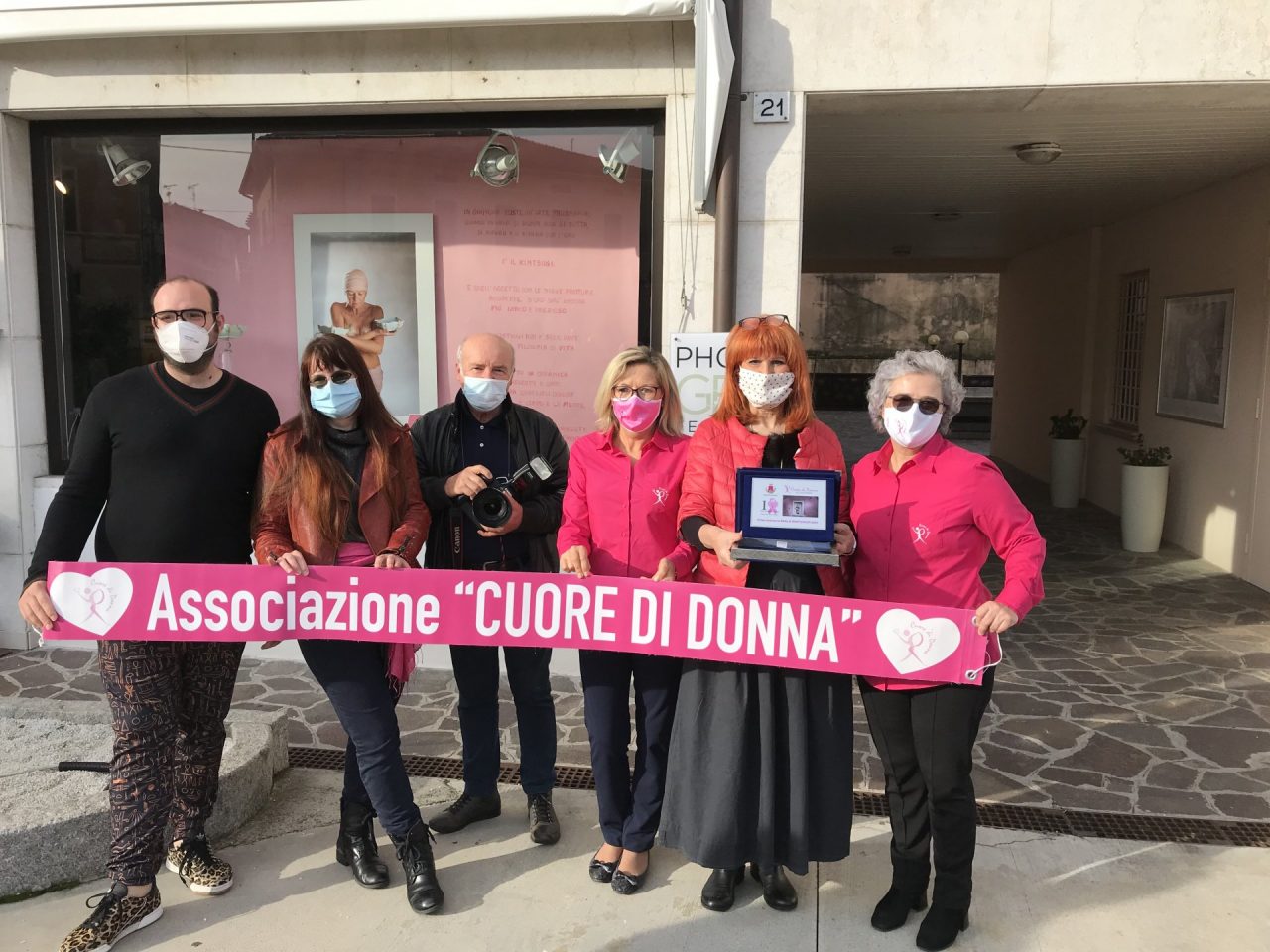 Consegnate le targhe per “Vetrine in Rosa”