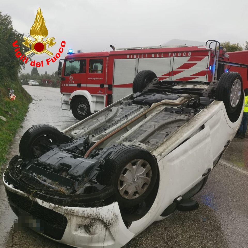 Veicolo si ribalta a Salò, in arrivo l’elisoccorso