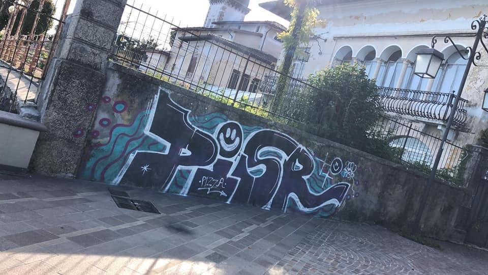 Lungolago di Gardone Riviera imbrattato, è caccia ai responsabili