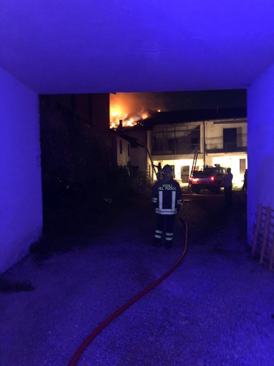 Fuga di gas e incendio a distanza ravvicinata: momenti di paura in paese