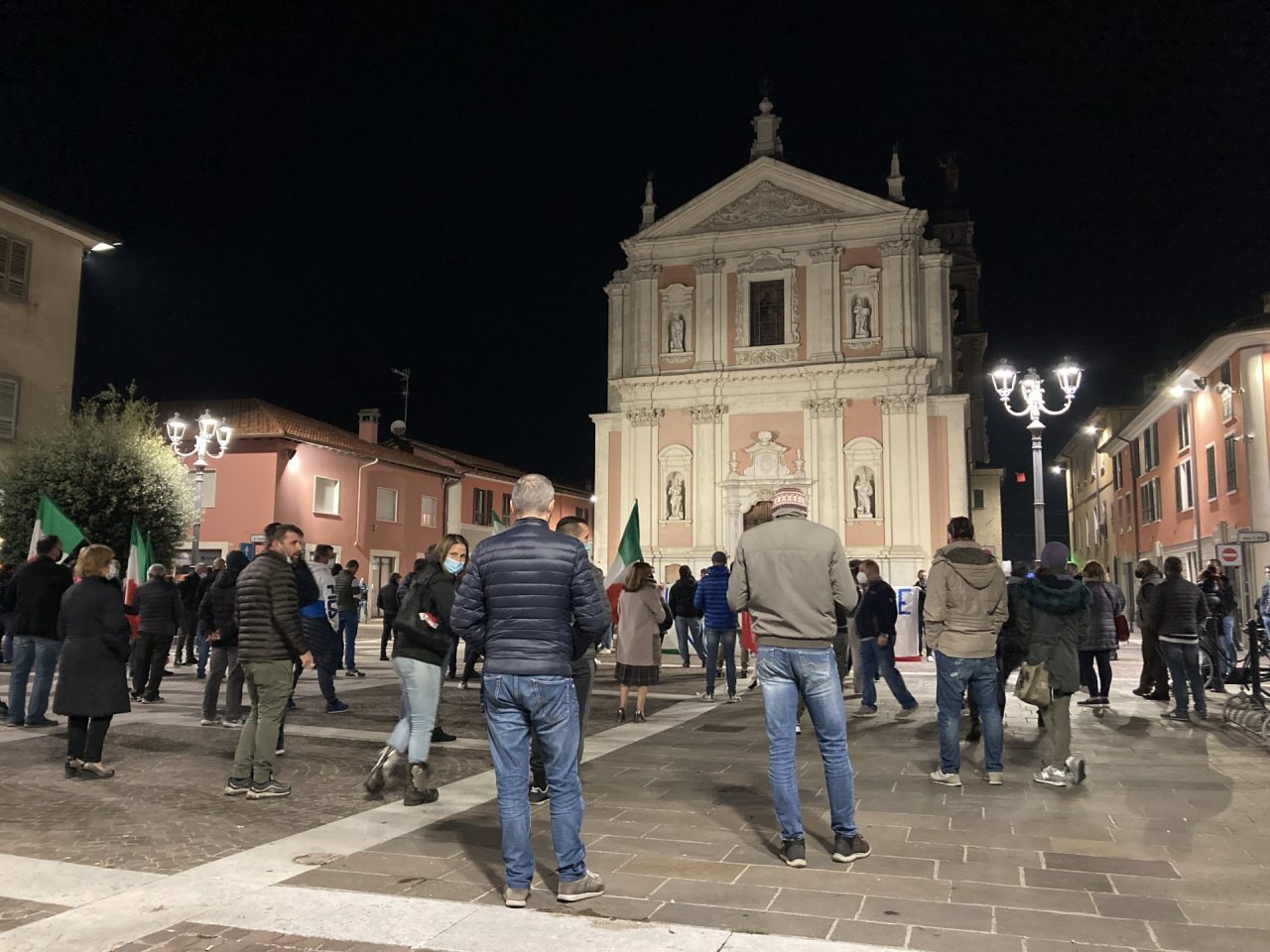 Protesta contro il DPCM: oltre cento persone in piazza
