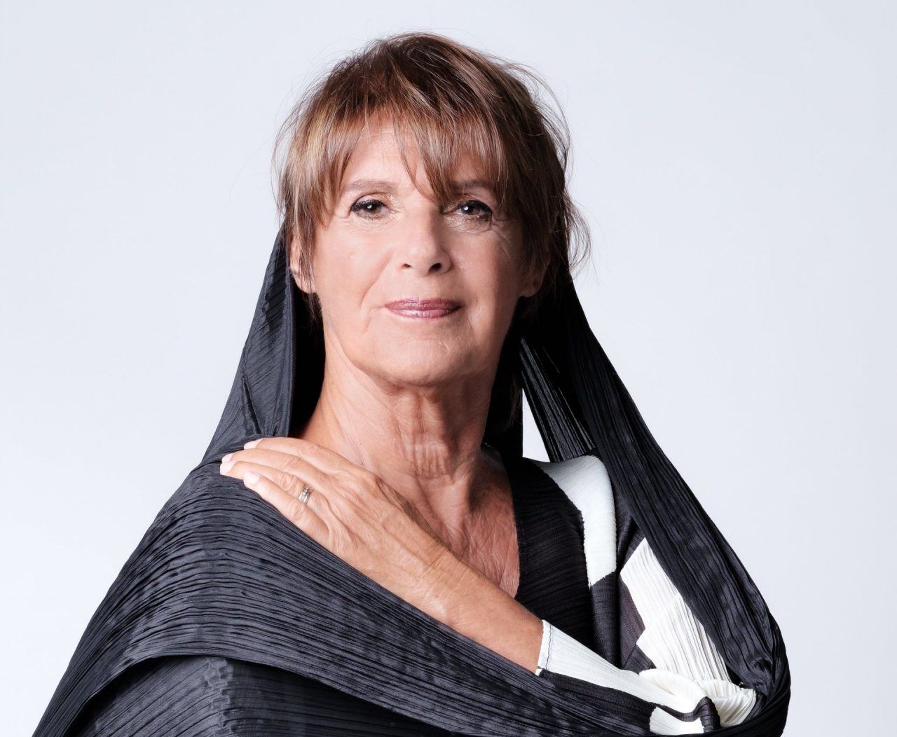 Lella Costa è la “vedova Socrate”