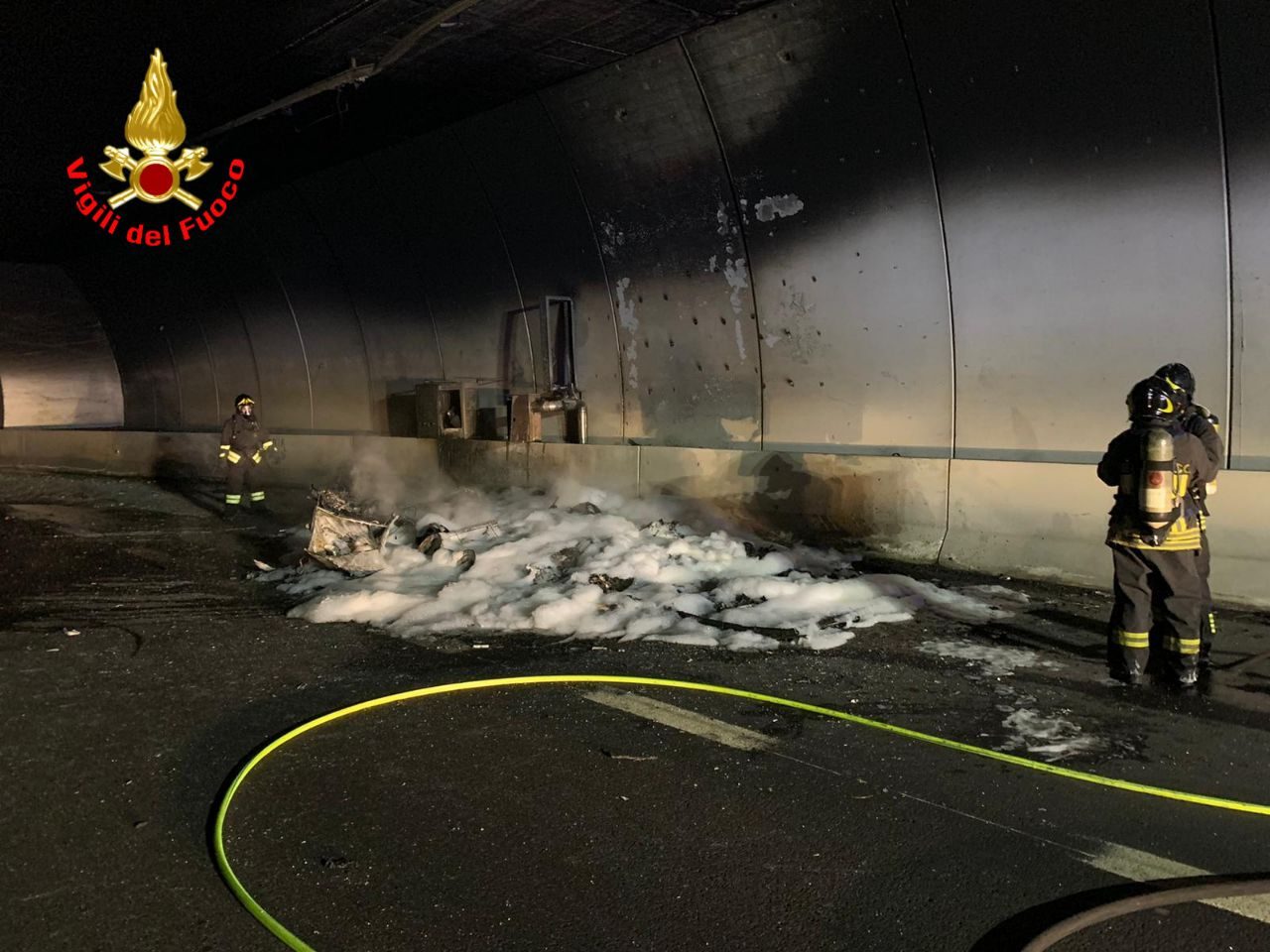 Roulotte in fiamme sulla Ss42 a Sellero – VIDEO