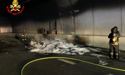 Roulotte in fiamme sulla Ss42 a Sellero – VIDEO