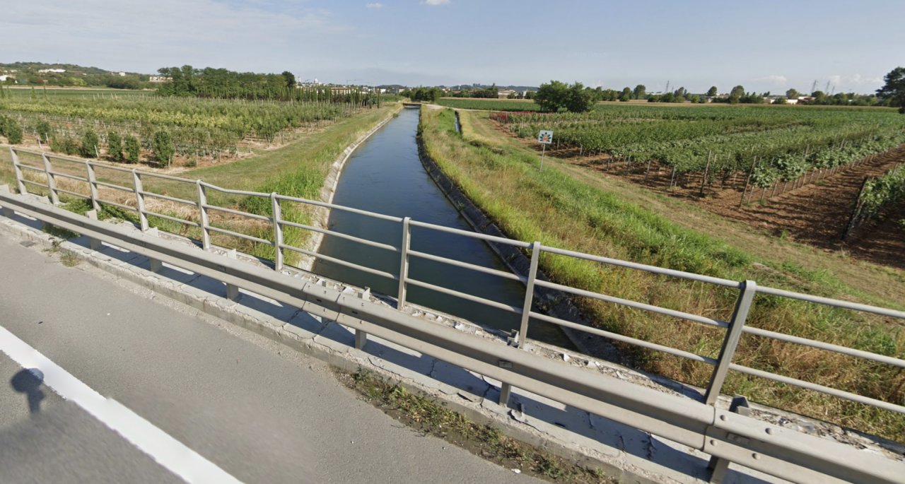 Esce di strada in tangenziale e finisce nella seriola