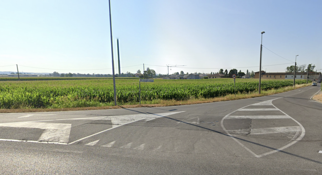 Si ribalta all’incrocio, paura per un 21enne