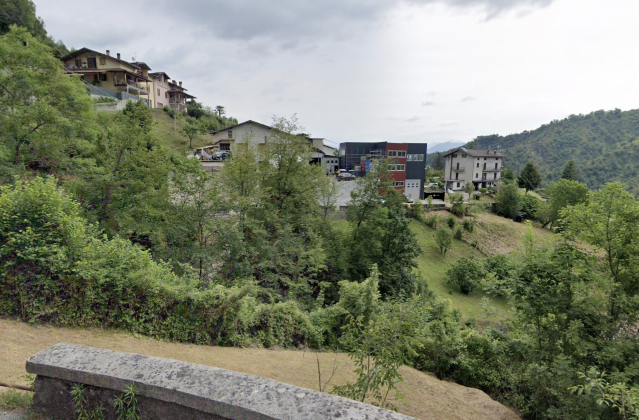 I forestali lo strattonano, scatta la denuncia