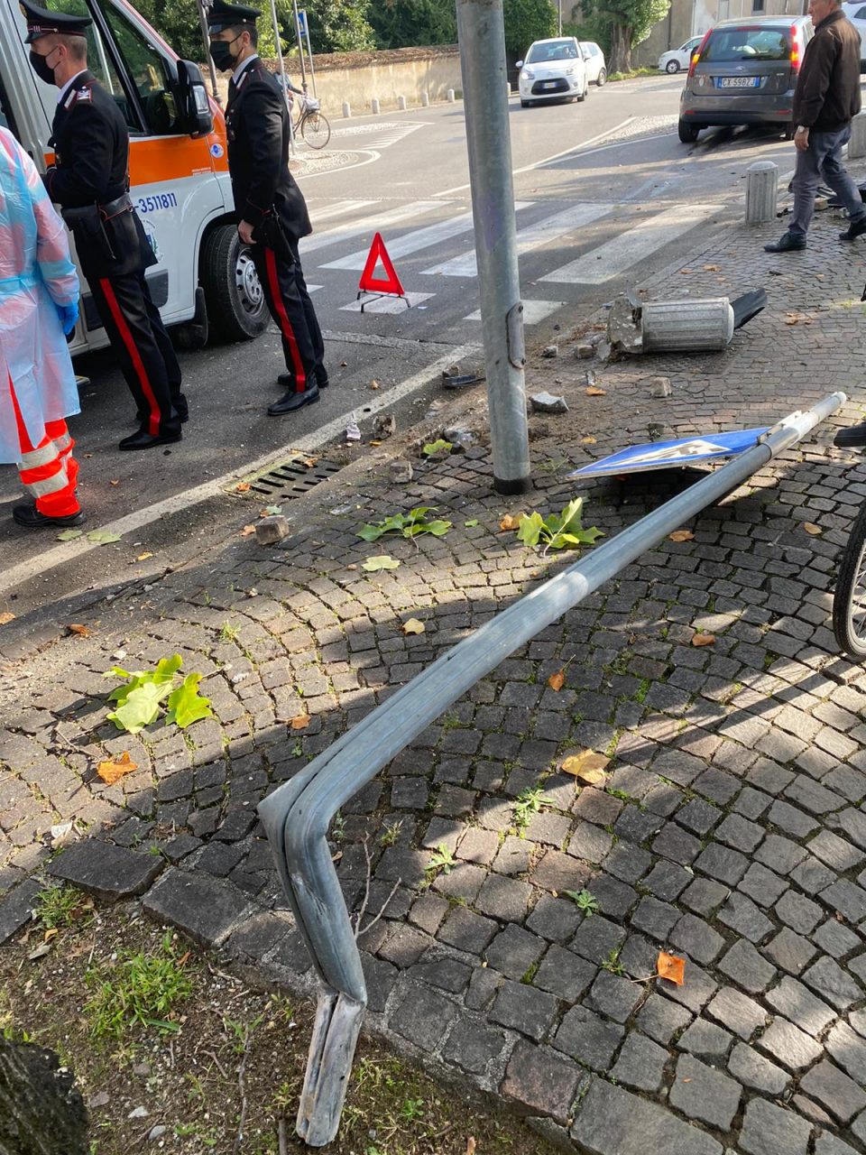 Chiari, si schianta con l’auto contro la segnaletica LE FOTO