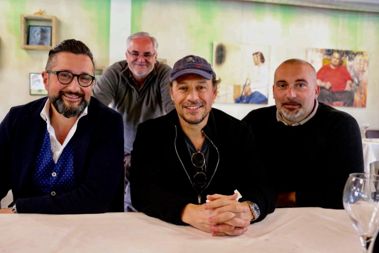 Stefano Accorsi in visita alla cascina Clarabella di Iseo