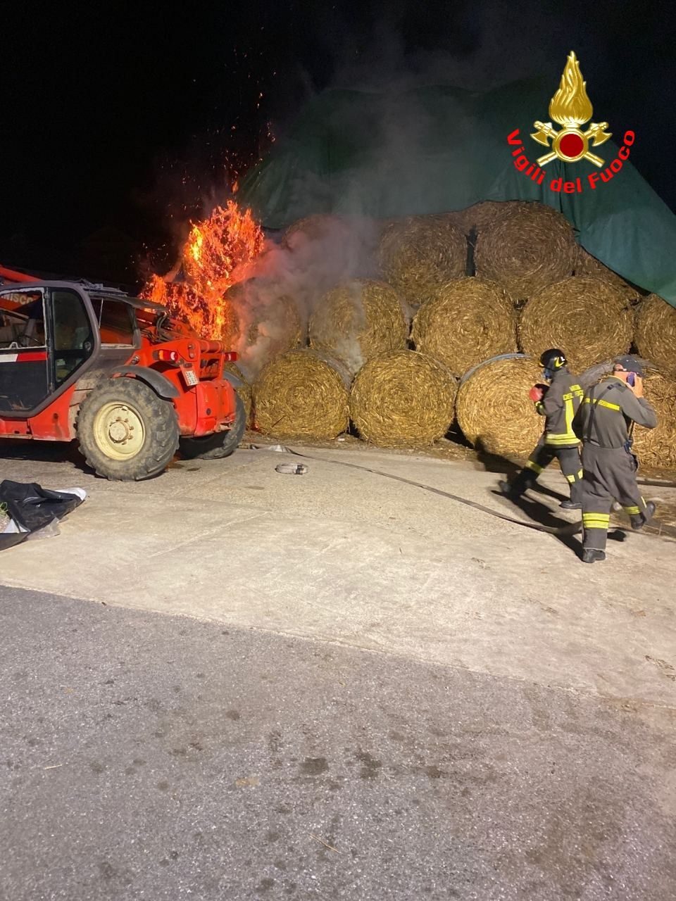 Rogo nei campi, in fiamme le balle di fieno LE FOTO