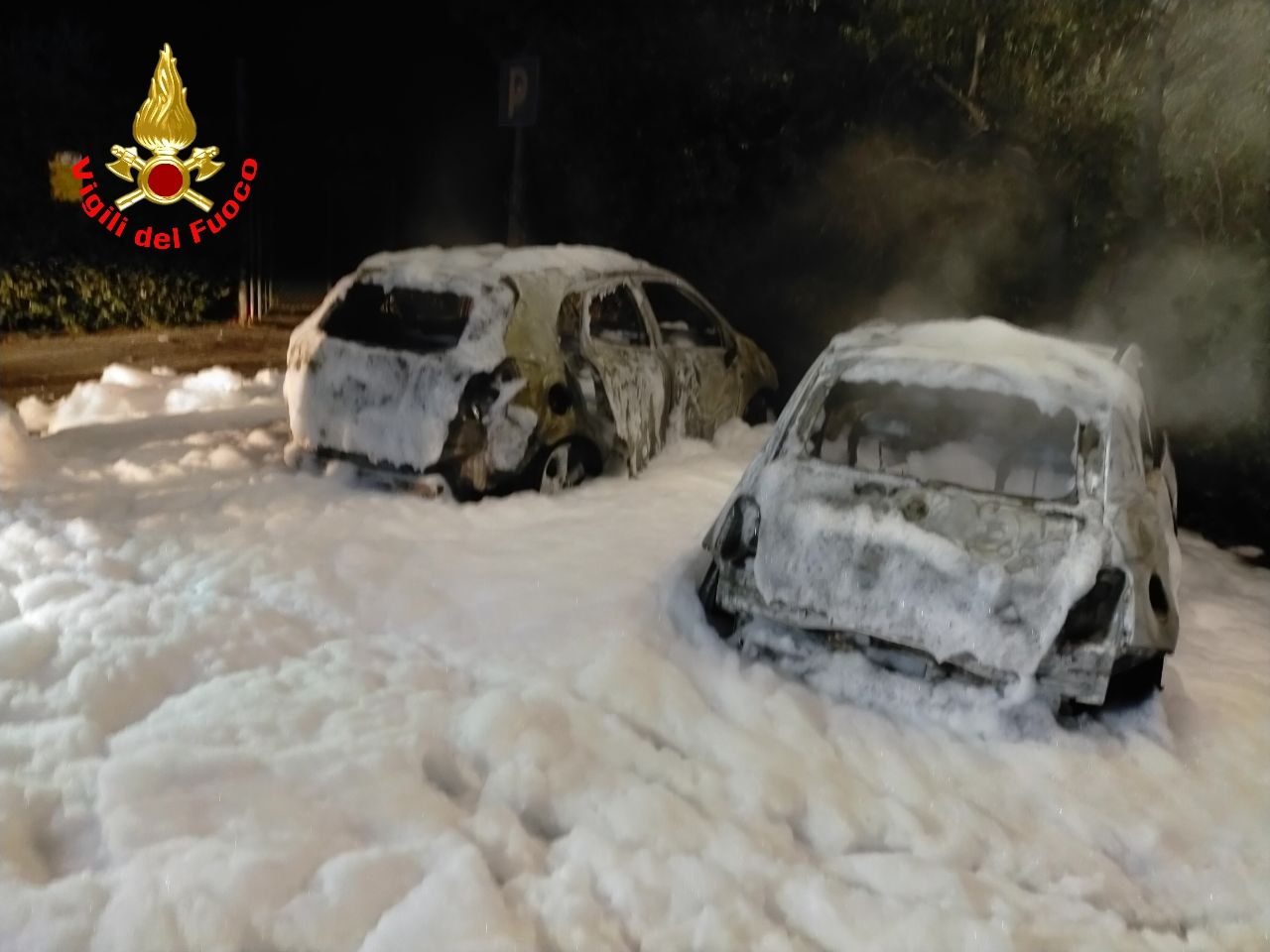 San Felice del Benaco, due auto divorate dalle fiamme