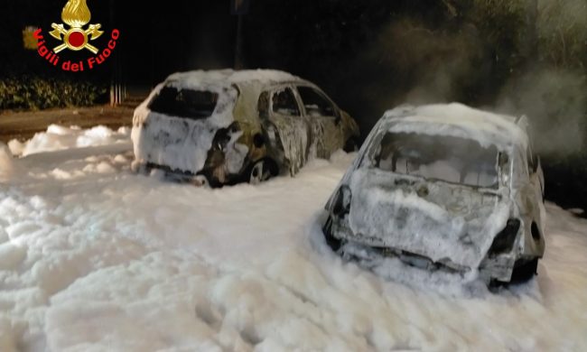 Roghi d’auto a San Felice: è caccia al piromane
