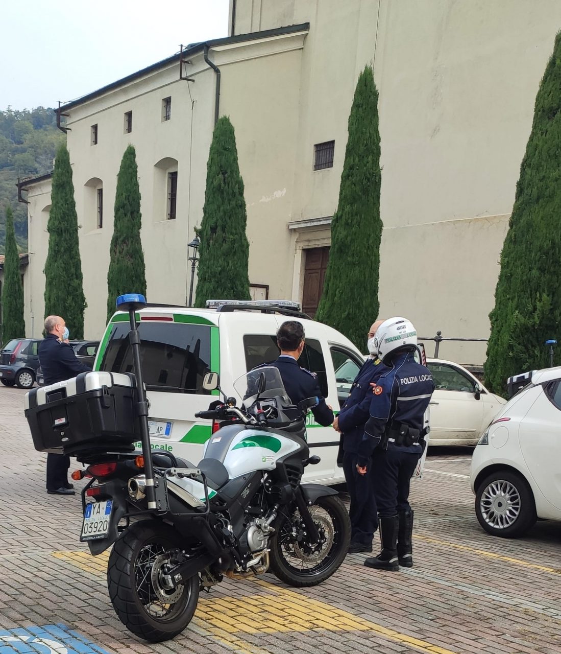 Picchia la compagna in mezzo alla piazza: arrestato un 35enne