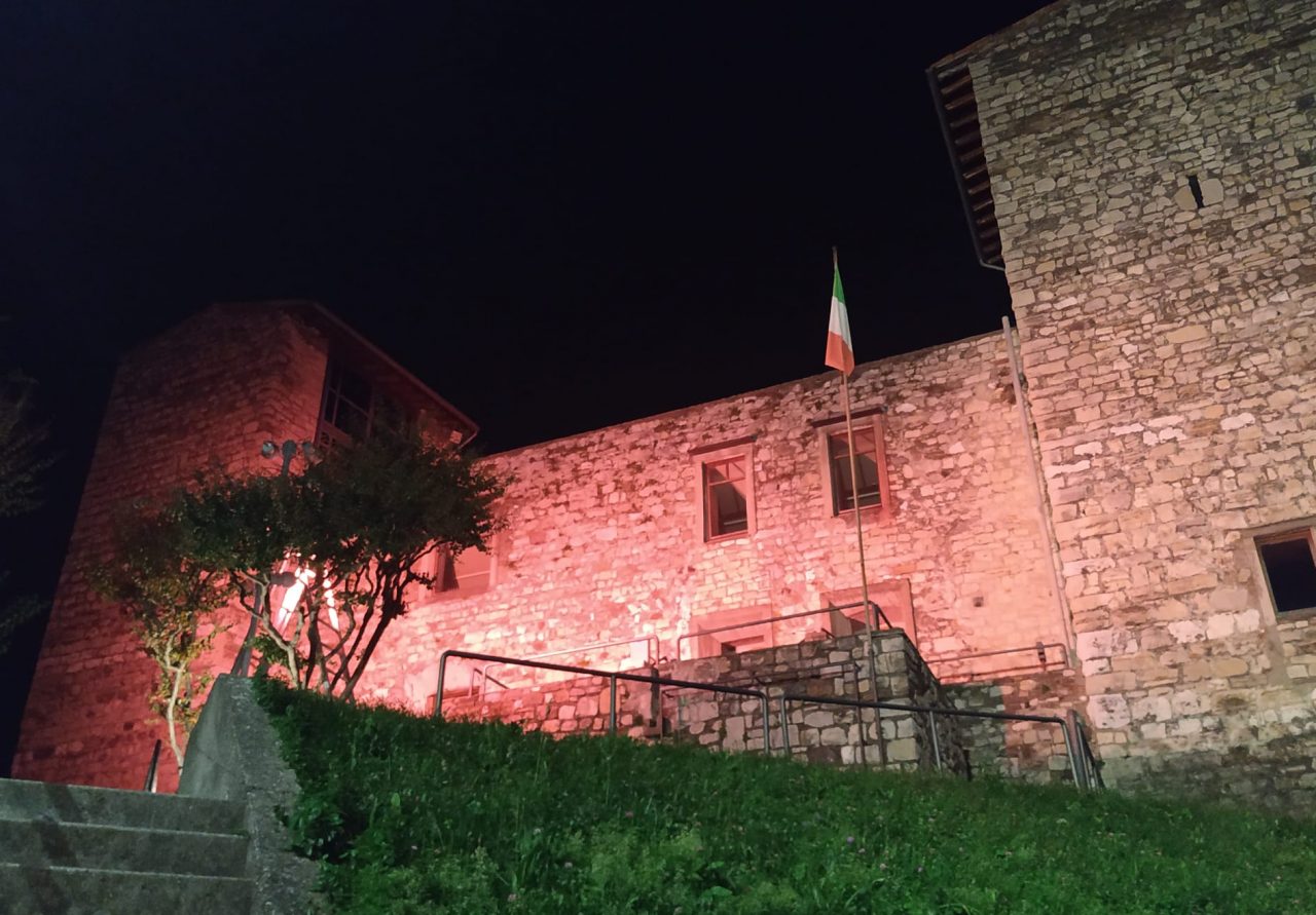 Il castello di Iseo si tinge di rosa per sostenere la lotta ai tumori