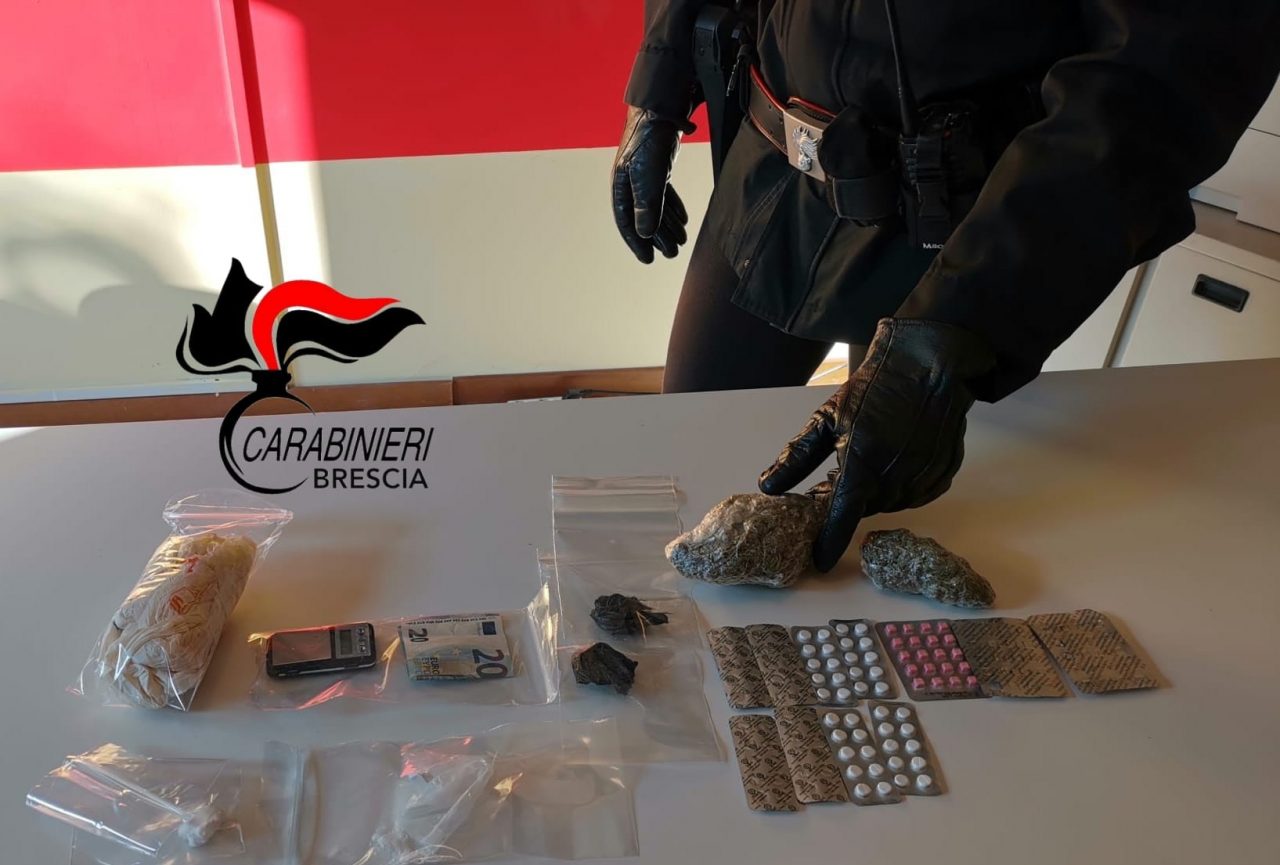 Sorpreso a spacciare, 27enne finisce in manette