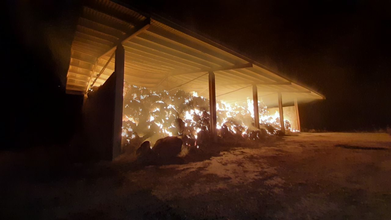 Incendio a Gambara, fienile avvolto dal fumo e dalle fiamme