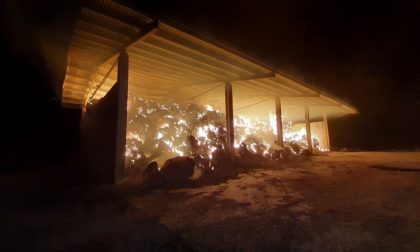 Incendio a Gambara, fienile avvolto dal fumo e dalle fiamme
