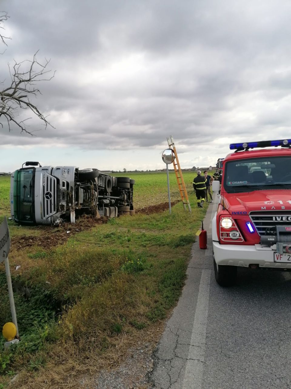 Camion ribaltato a Urago d’Oglio