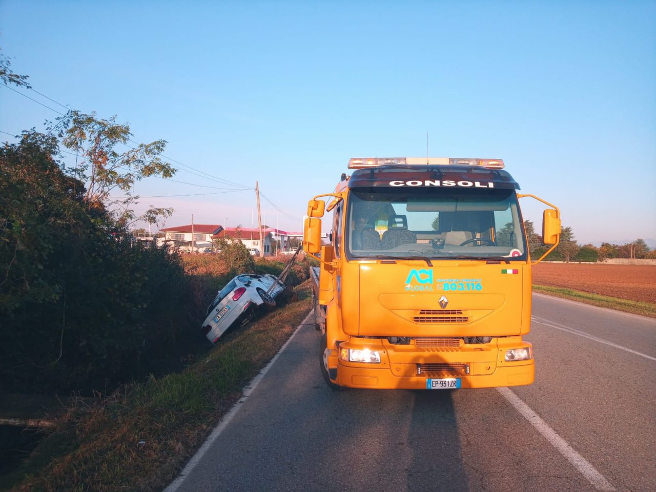 Esce di strada con l’auto, paura per una 25enne