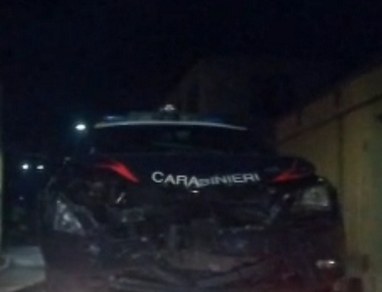 Inseguiti dalla Locale si schiantano contro l’auto dei carabinieri