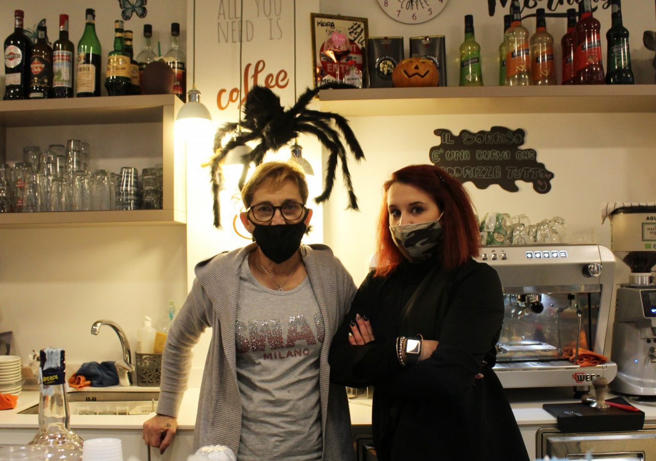 Barista non chiude alle 18 per protesta