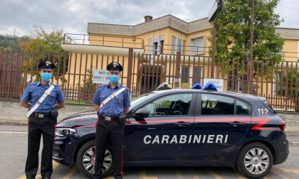 Pusher in fuga sperona l'auto dei carabinieri: arrestato