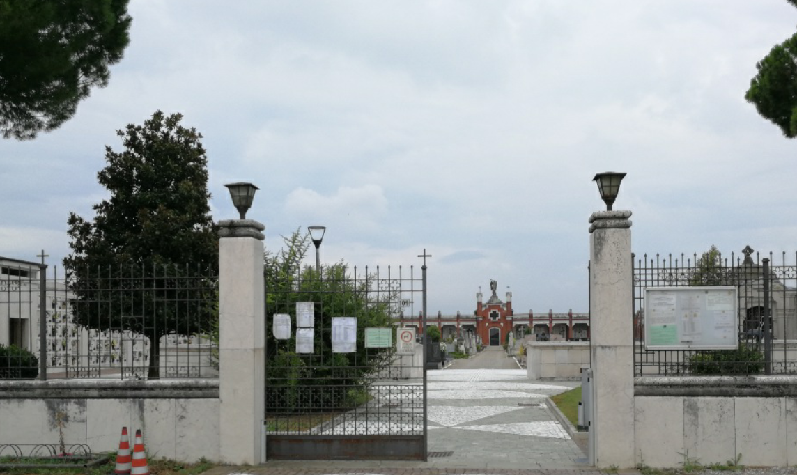 Tentano di truffare un’anziana al cimitero ma lei mette i ladri in fuga