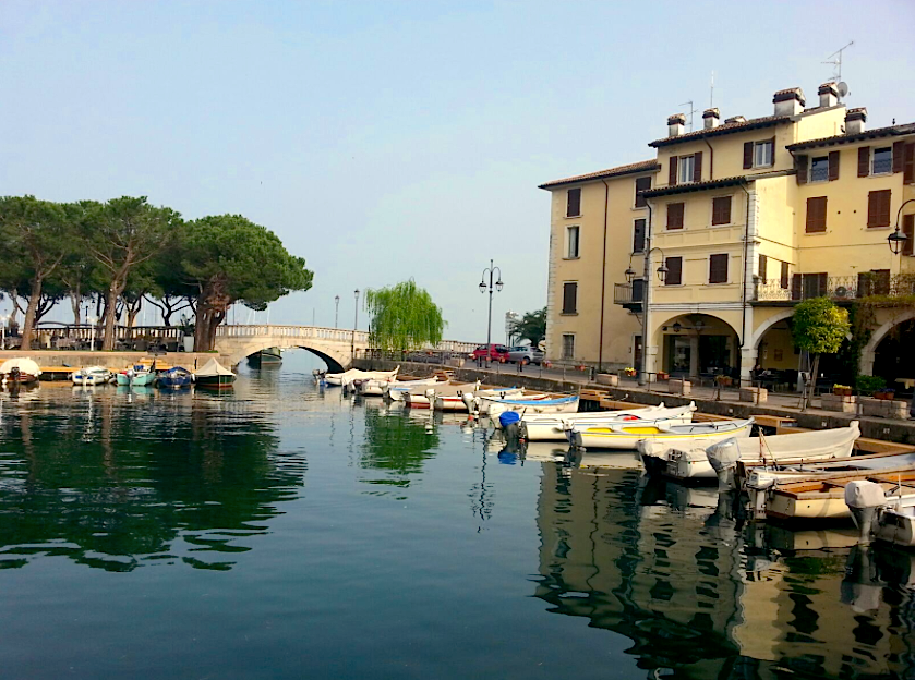 Seicento giovani sfilano a Desenzano, ma nessuno sa il perché