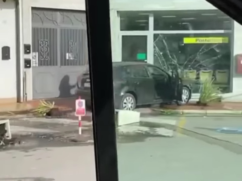 Entra nella veranda di un bar con l’auto e poi si schianta sulla vetrina della Posta