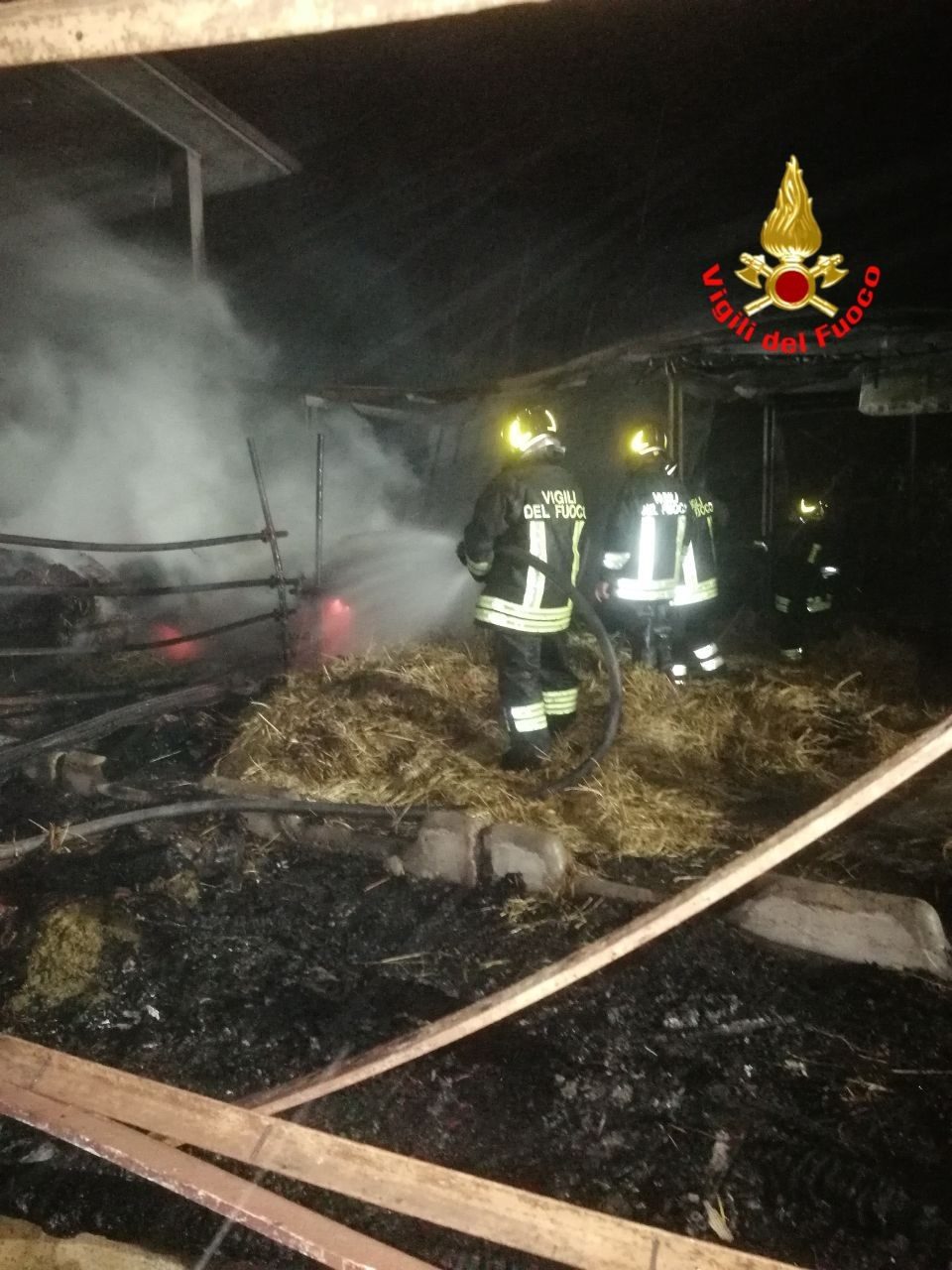 In fiamme capannone pieno di rotoballe