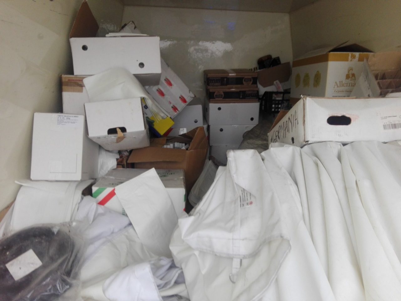 Trasportava merce scaduta o senza etichetta: multa e sequestro