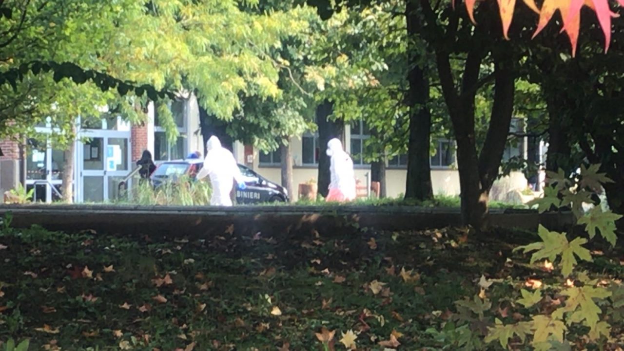 Cade da un balcone a scuola, sul posto anche l’elisoccorso