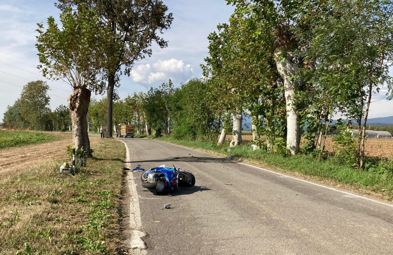Perde il controllo della moto e si schianta contro un albero: muore 81enne
