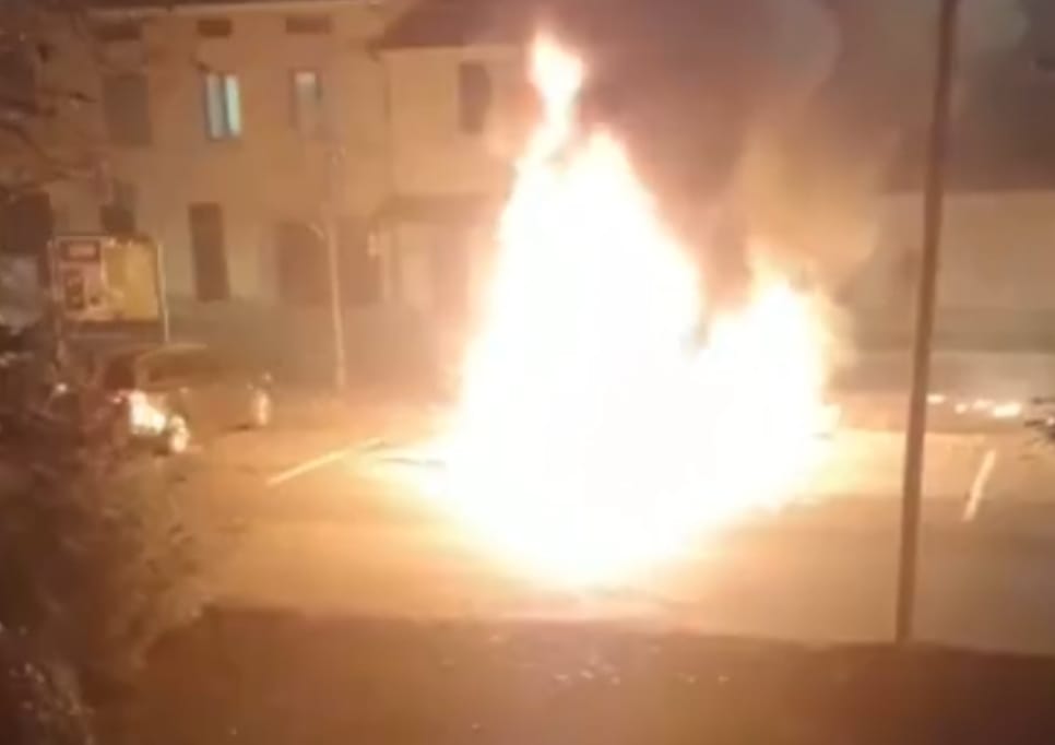 Camper in fiamme: intervengono i Vigili del fuoco