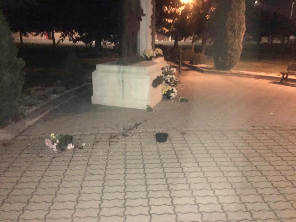 Vandali in azione nella notte: danni al monumento dedicato alle vittime della strada