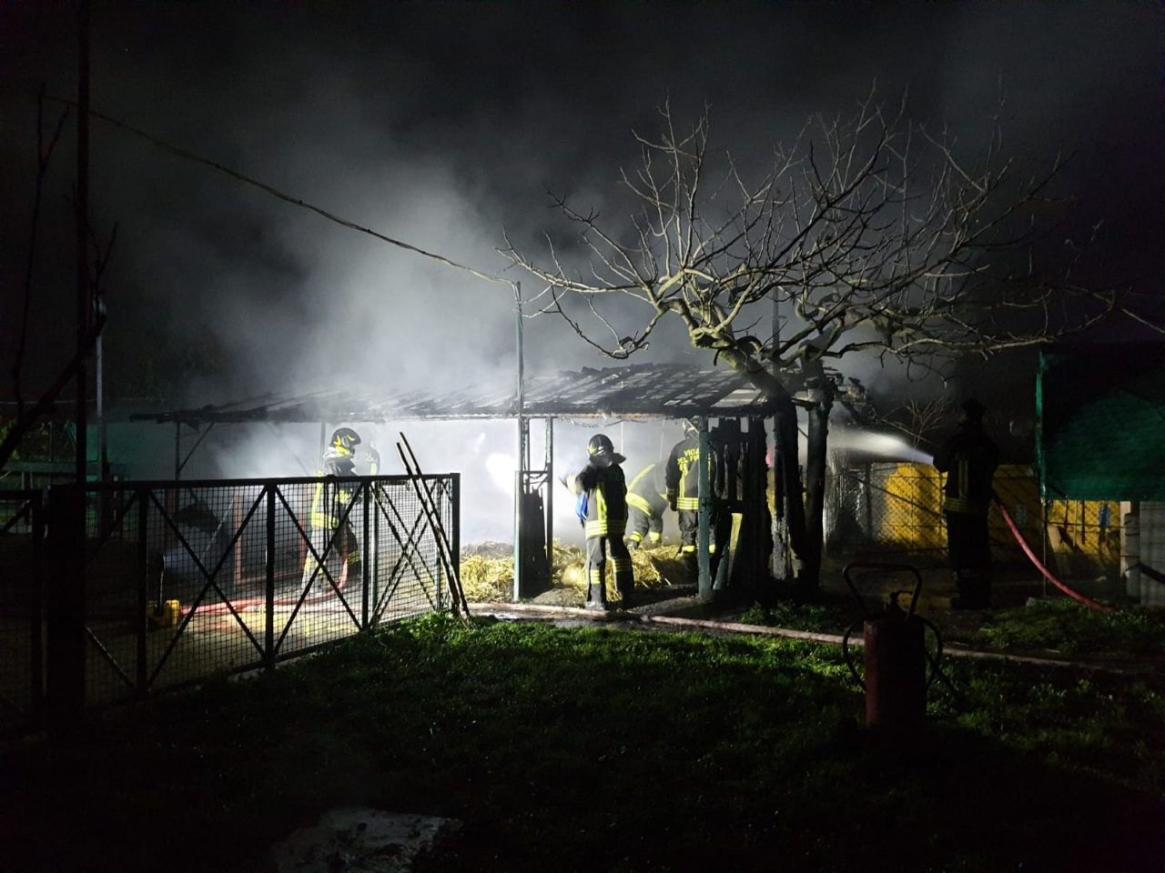 Deposito di paglia in fiamme: Vigili del fuoco in azione FOTO E VIDEO