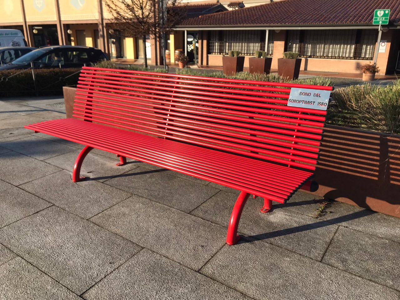Donate cinque panchine rosse contro la violenza