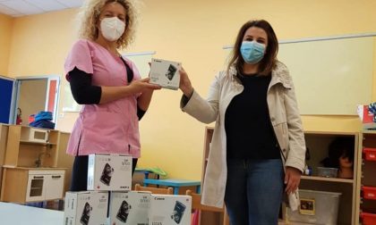 La Pro loco di Azzano dona alla materna 5 macchine fotografiche