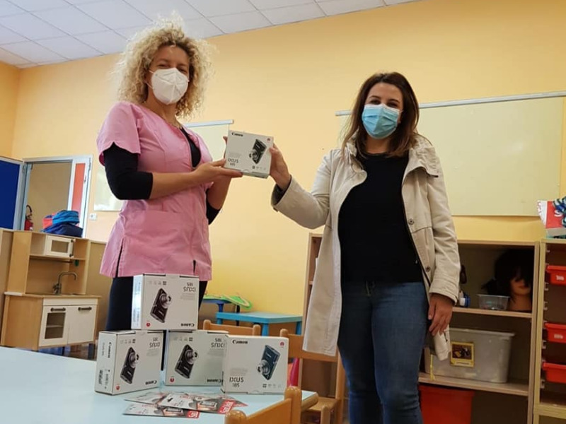 La Pro loco di Azzano dona alla materna 5 macchine fotografiche