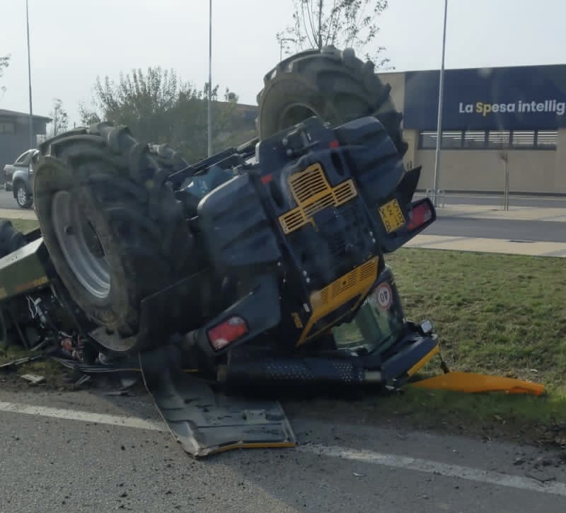 Trattore ribaltato alla rotonda dopo il cimitero
