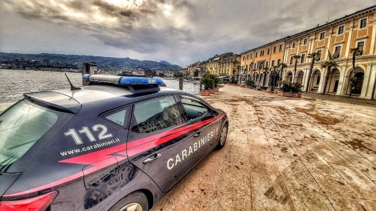 Erba illegale vicino a quella legale: 38enne denunciato