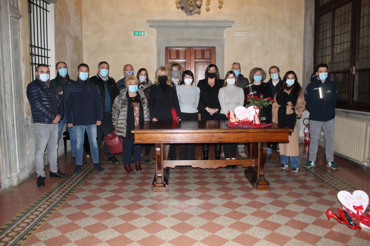 Scarpette rosse: un’installazione contro la violenza di genere