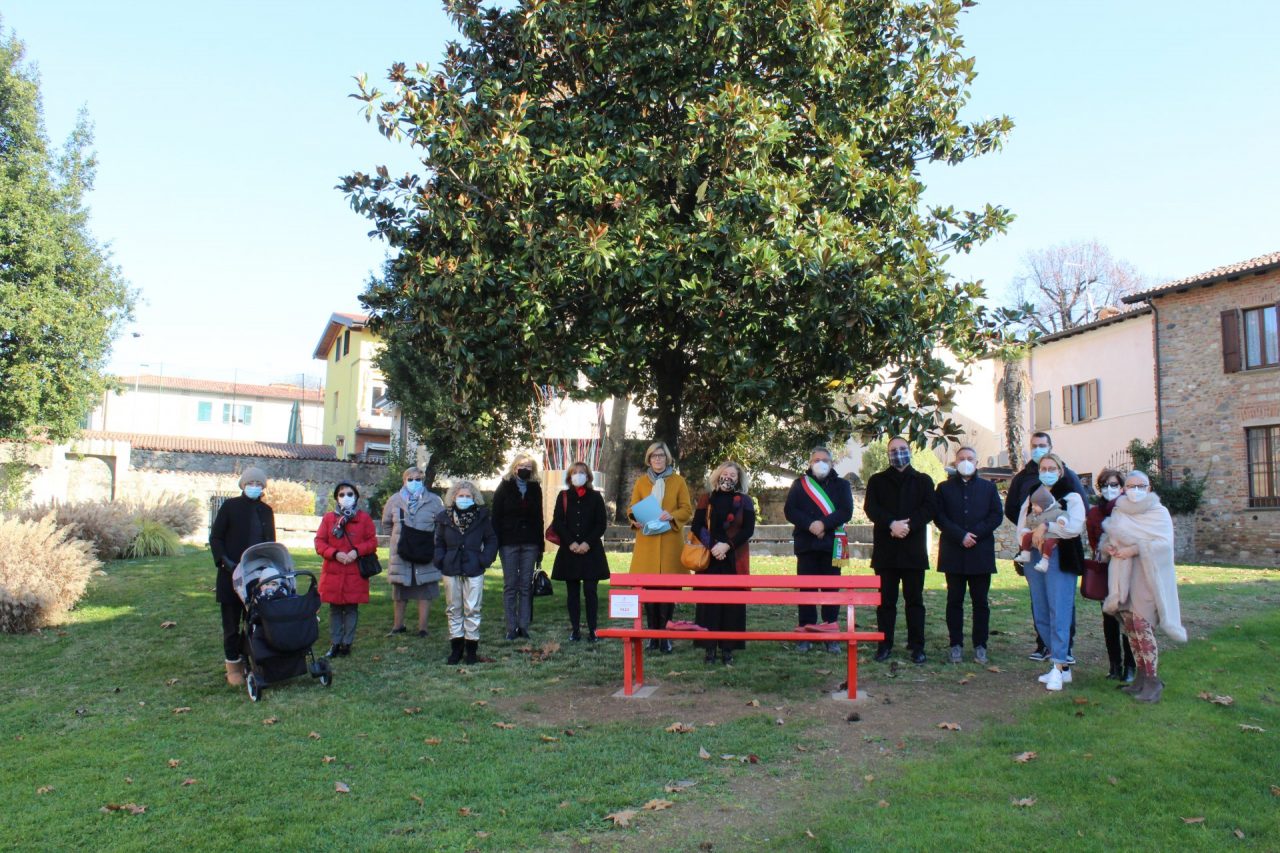 Una panchina rossa fuori dal Municipio